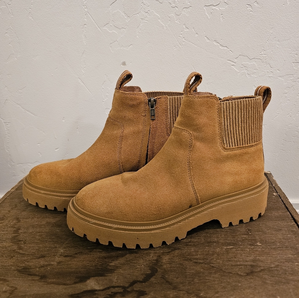 Madewell Suede Chelsea Boots – Lug Sole (7.5)